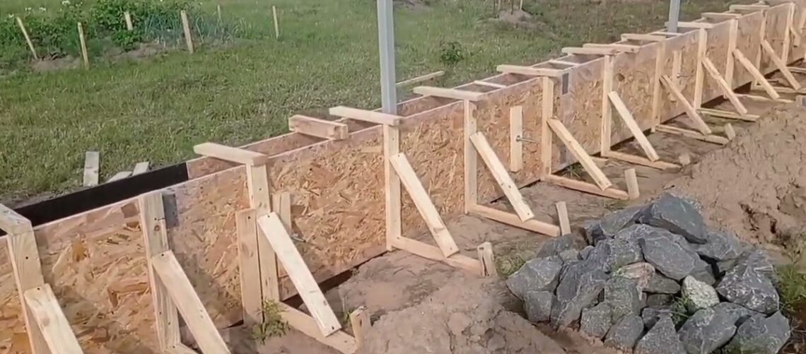 Як зробити опалубку для паркану?